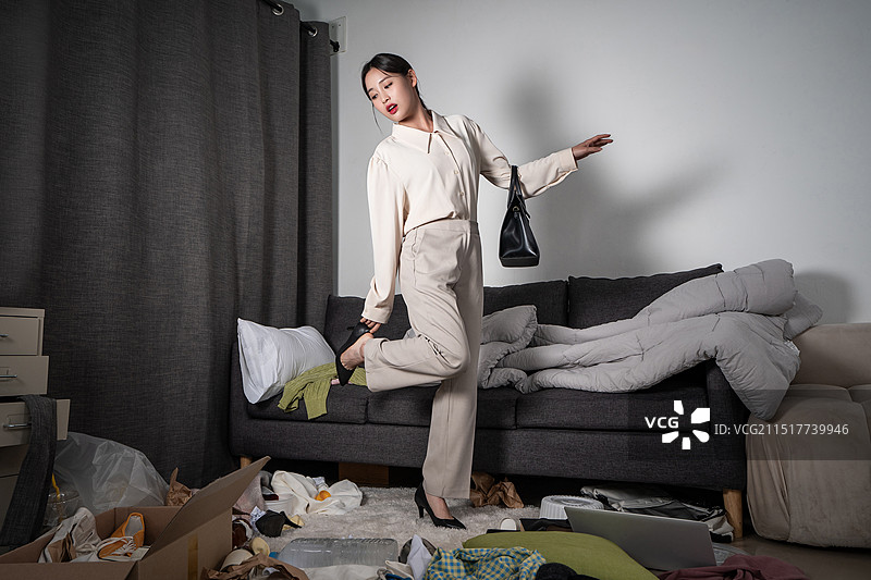 20多岁女商人的囤积障碍问题图片素材
