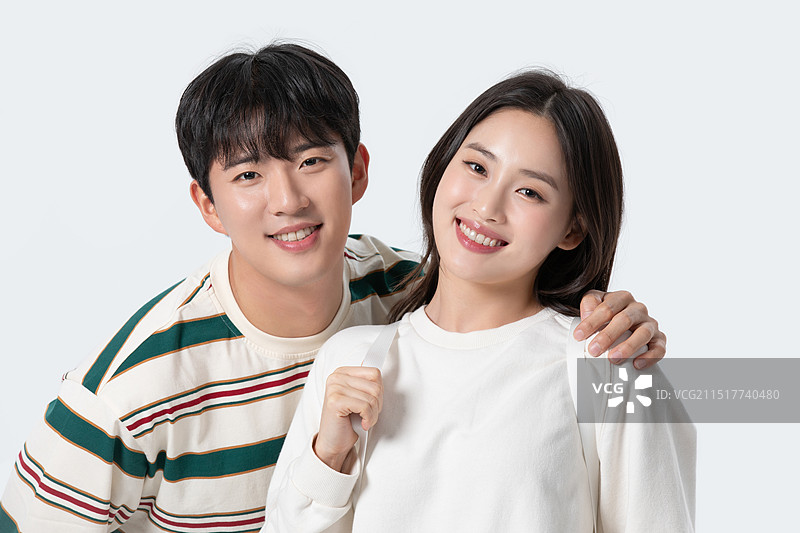 20多岁大学生异性情侣表达爱意图片素材