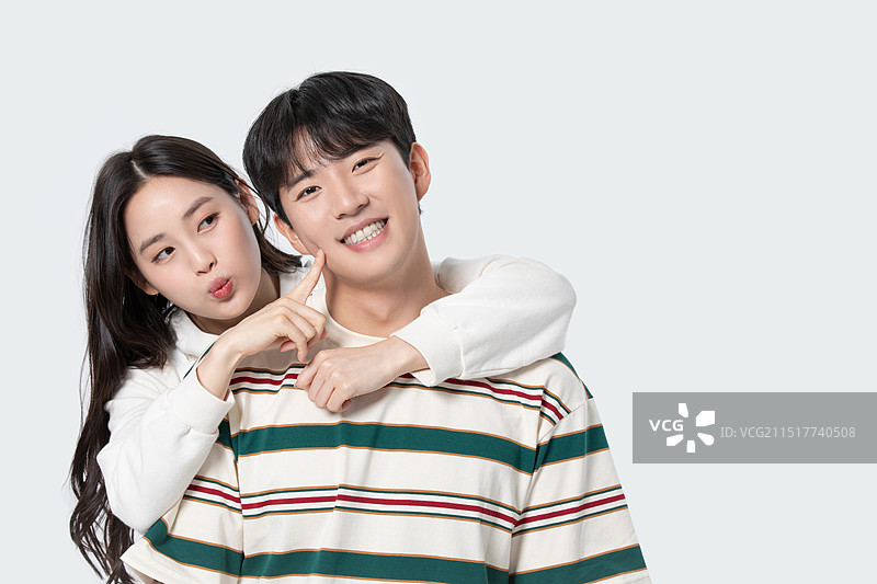 20多岁大学生异性情侣表达爱意图片素材