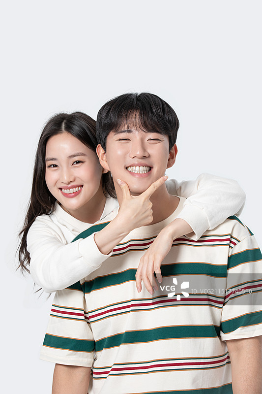 20多岁大学生异性情侣表达爱意图片素材