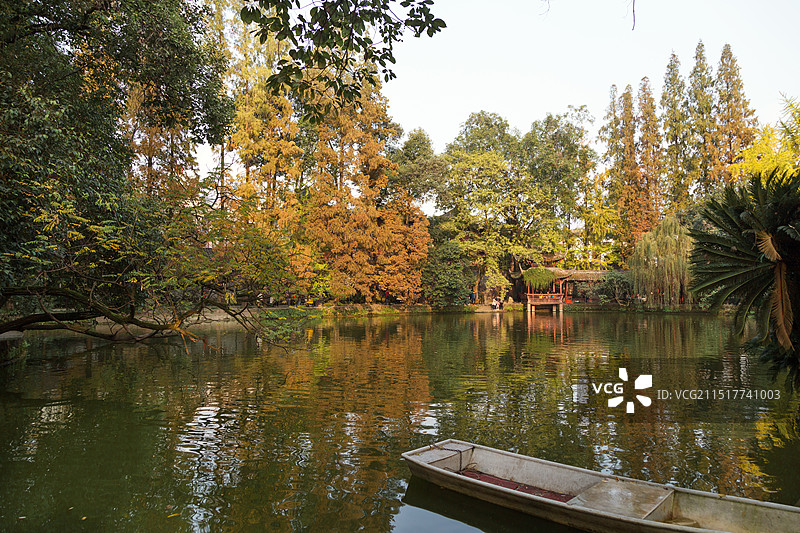 四川崇州罨画池秋天湖边美景图片素材