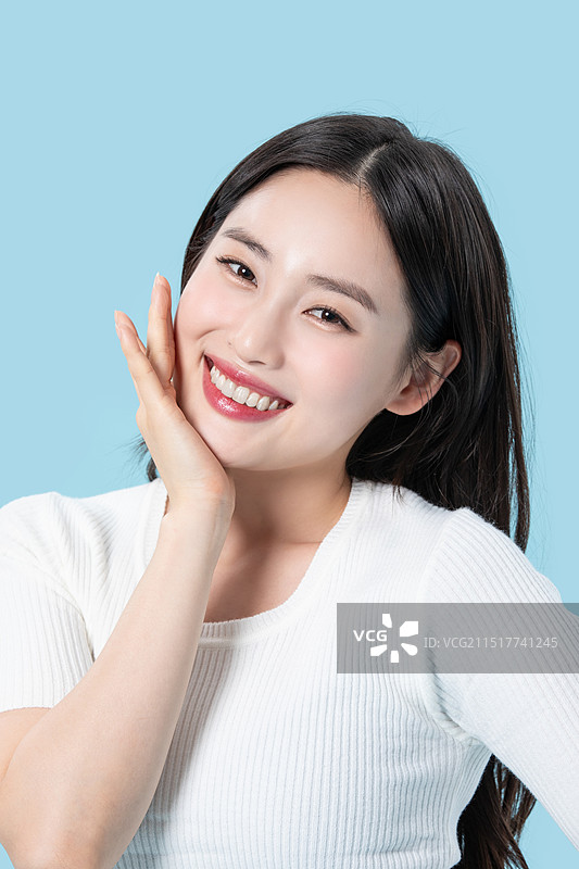 20多岁的年轻人明朗的面部表情，展现个性与情感图片素材