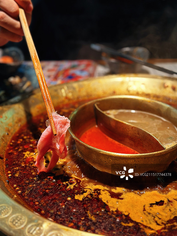 火锅涮肉的特写镜头图片素材