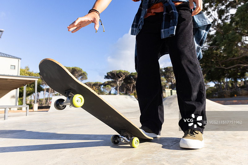 亚洲少年户外滑板练习图片素材