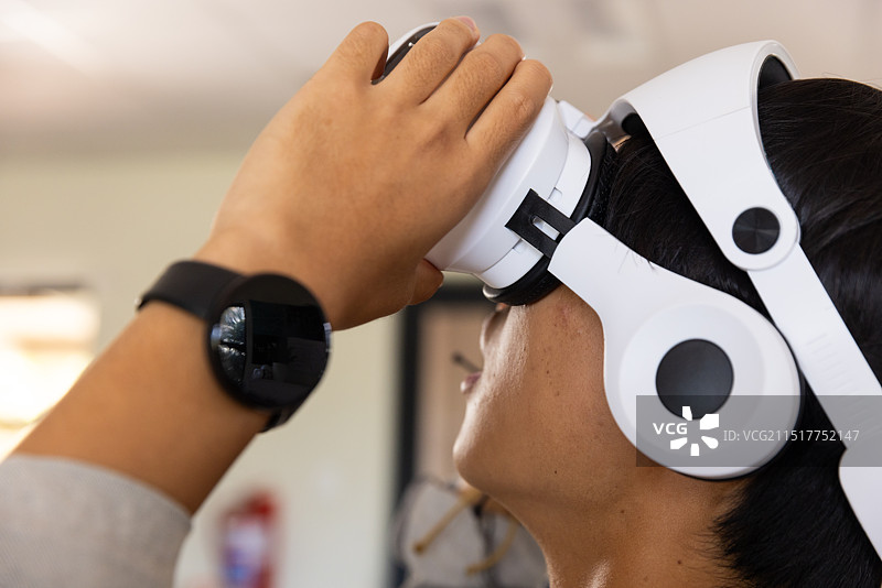 亚洲少年在学校体验VR图片素材