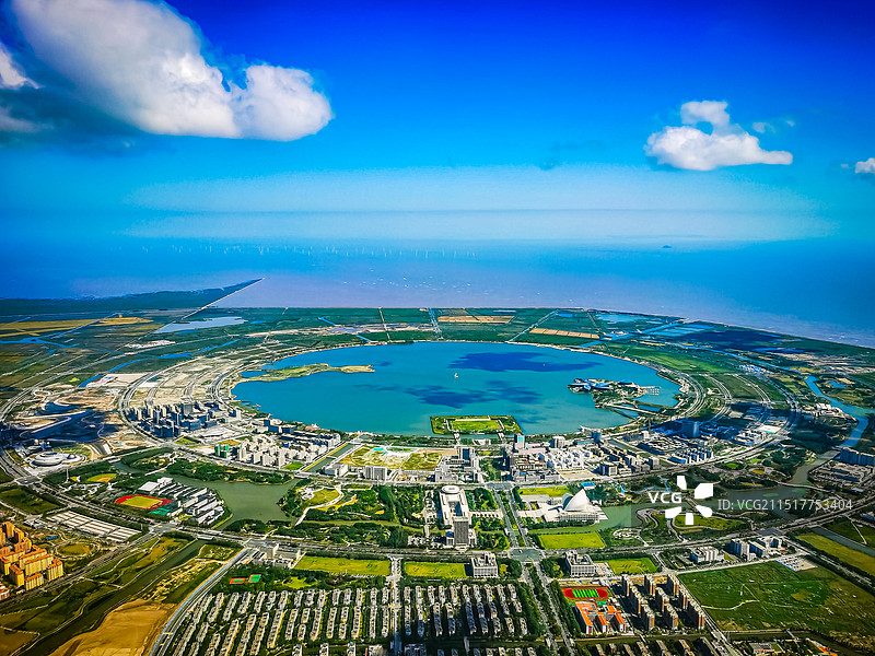 上海最东南角自贸区南汇浦东新区新城圆形滴水湖晴天航拍视角以海和天空为背景图片素材