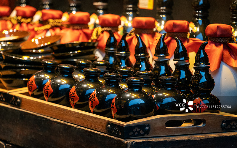 摆列着的醋罐醋瓶图片素材