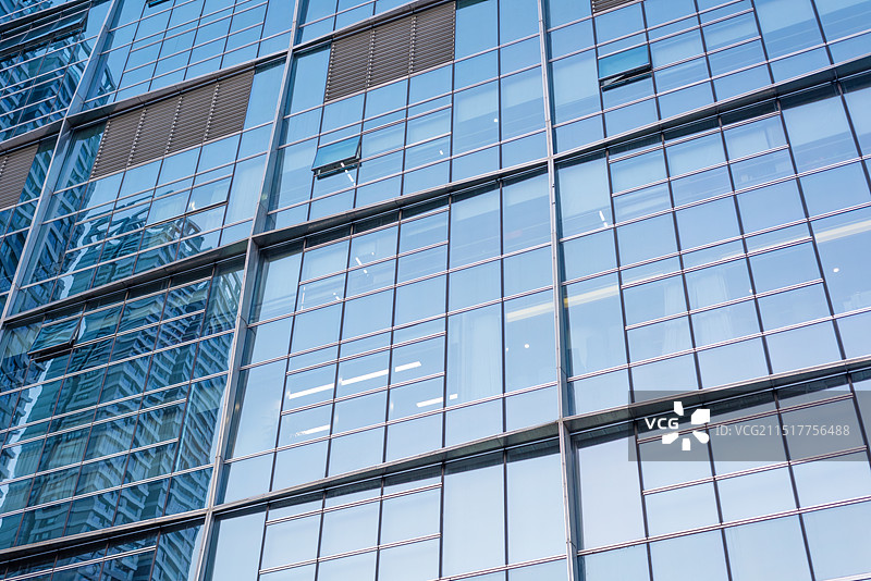现代城市建筑上的玻璃外墙面图片素材
