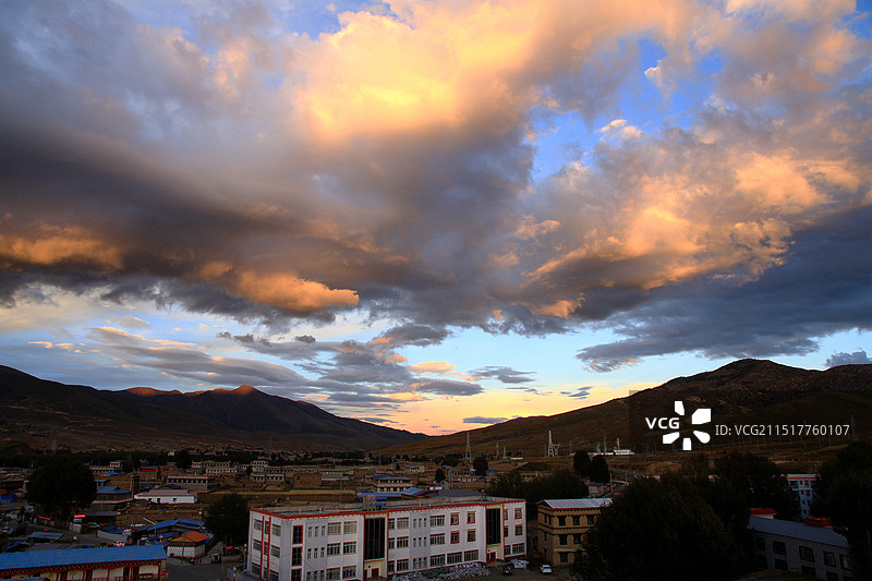高原小城晚霞图片素材