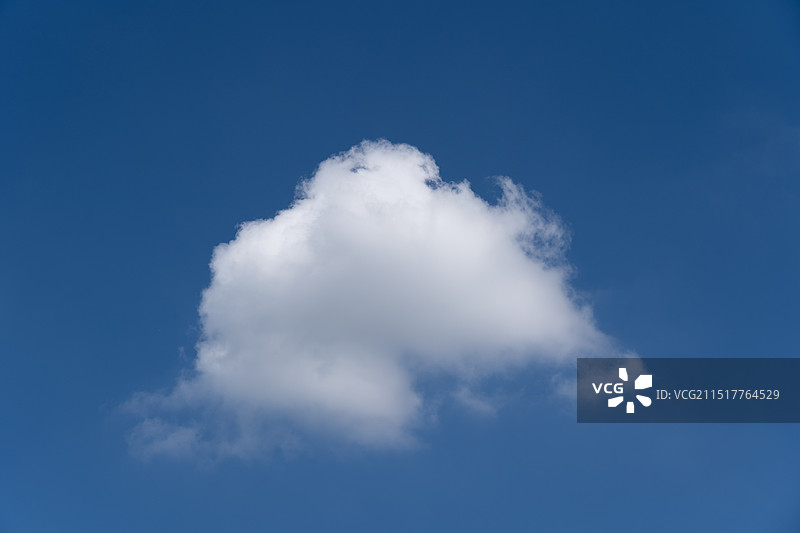 纯蓝色蓝天下漂浮的云朵图片素材