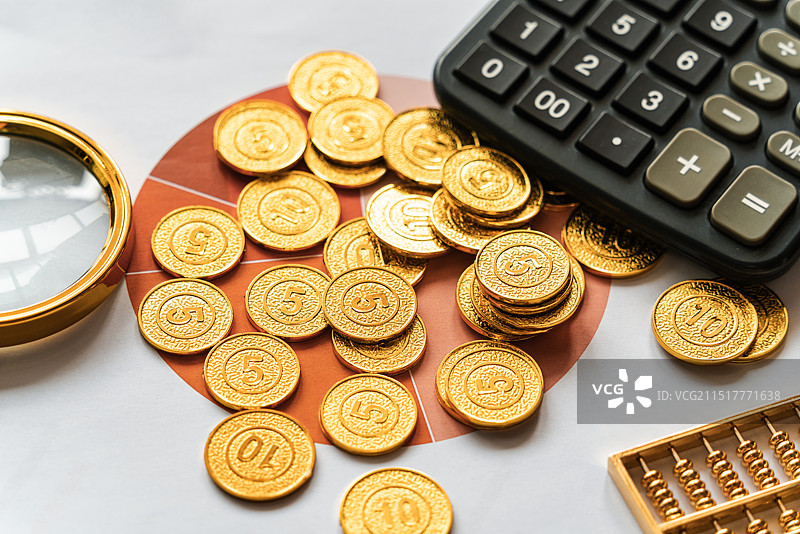 代表股市投资理财的算盘硬币计算器放大镜特写图片素材
