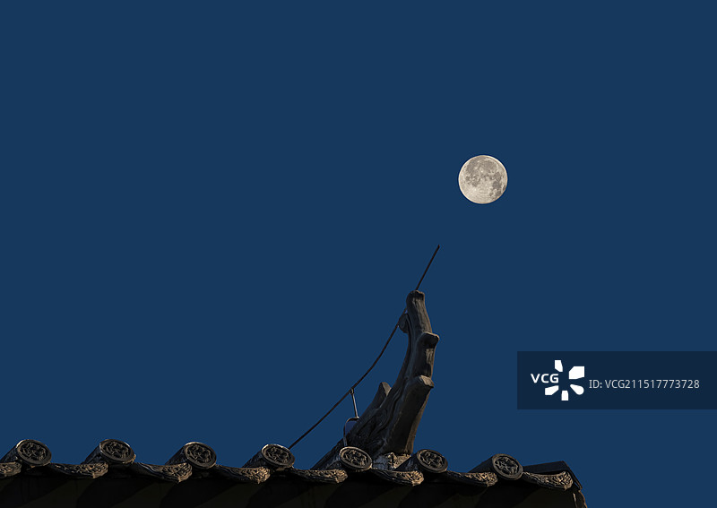 中国古代建筑屋脊上的走兽与天空的圆月，中秋节图片素材