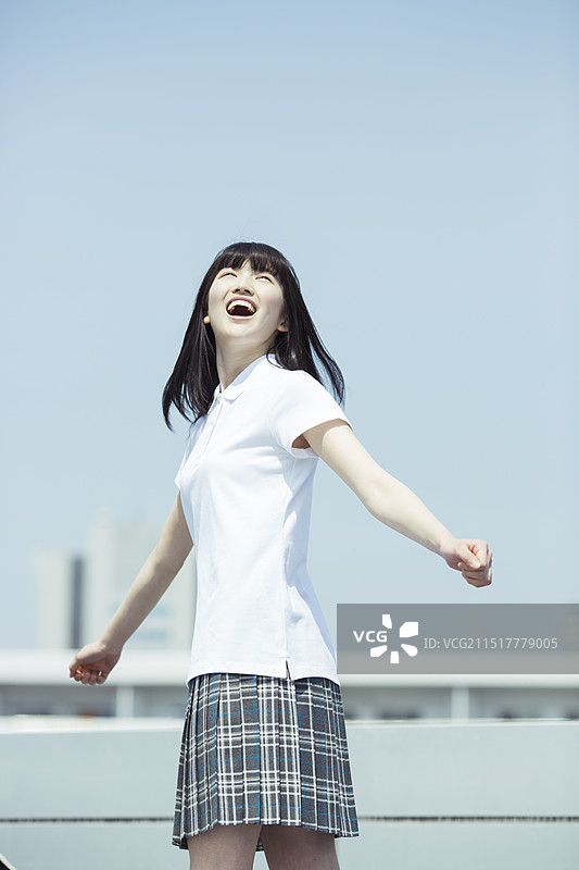 微笑的女高中生仰望天空图片素材