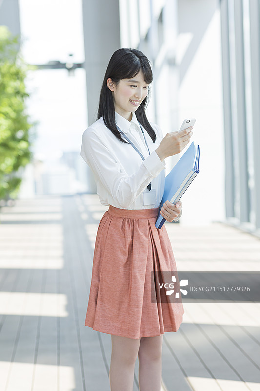 使用智能手机工作的女商人图片素材