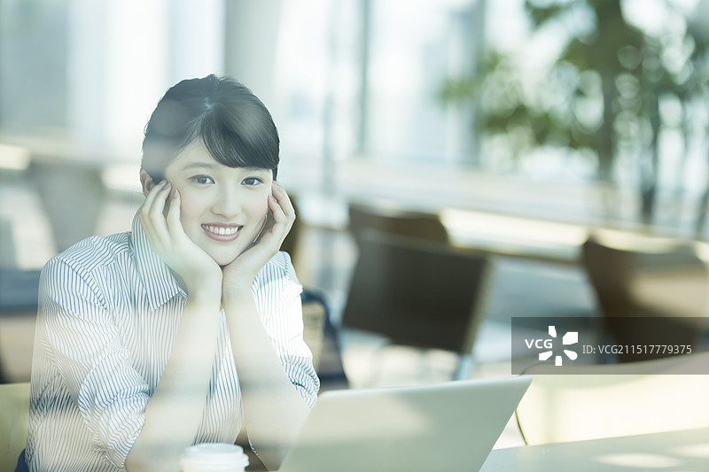 女商人托着下巴在咖啡馆里休息图片素材