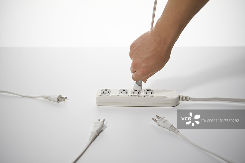 许多电源插座和插头，以及手图片素材