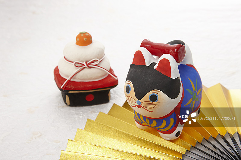 圆形米糕与新年配饰图片素材