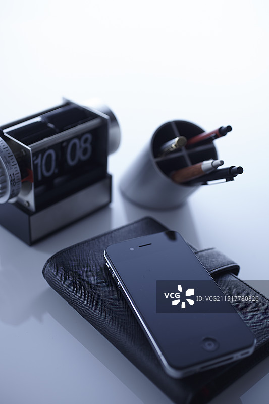 拿着智能手机和笔记本的商人们图片素材