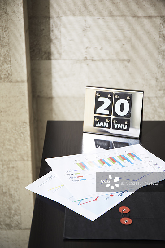 黑色办公桌上的日历与素材图片素材