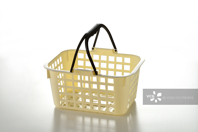 白色背景的篮子图片素材