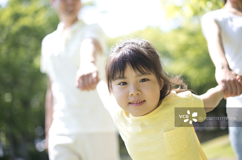 女孩和父母手牵着手走路图片素材