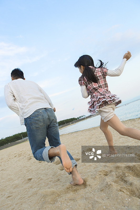 父女在海滩上奔跑图片素材