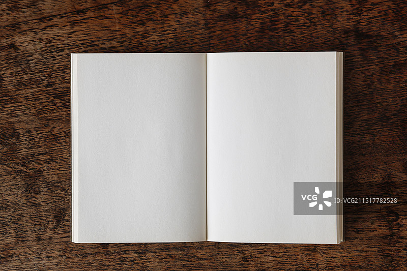 空白笔记本和桌子图片素材