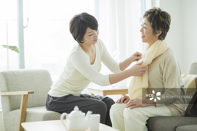 女儿给母亲围上围巾图片素材