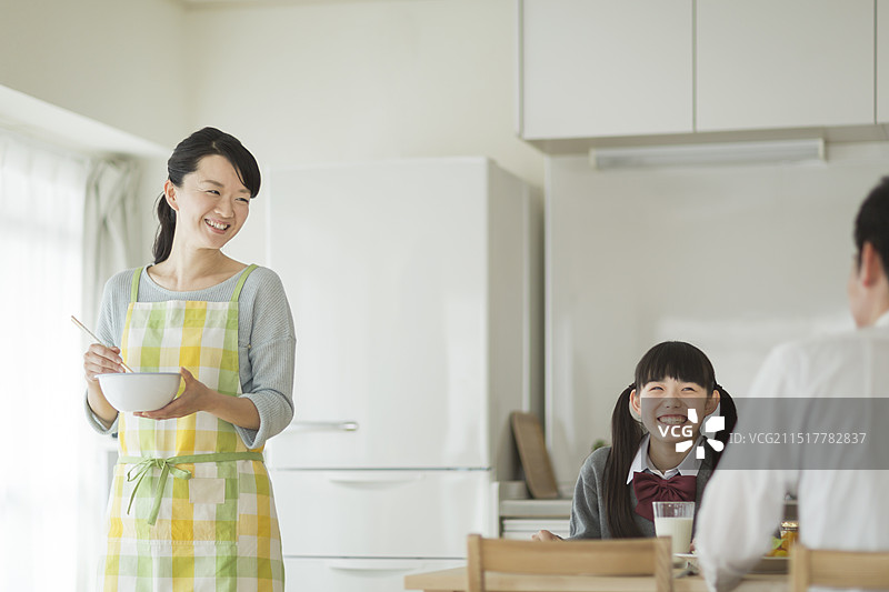 三口之家吃早餐图片素材