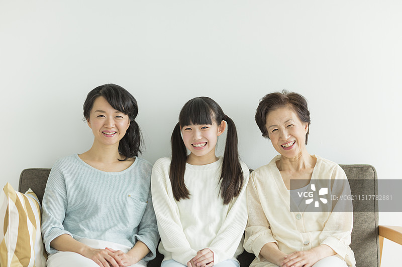 三代同堂家庭坐在沙发上图片素材