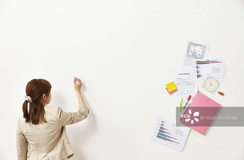 拿着笔和文件的女商人图片素材