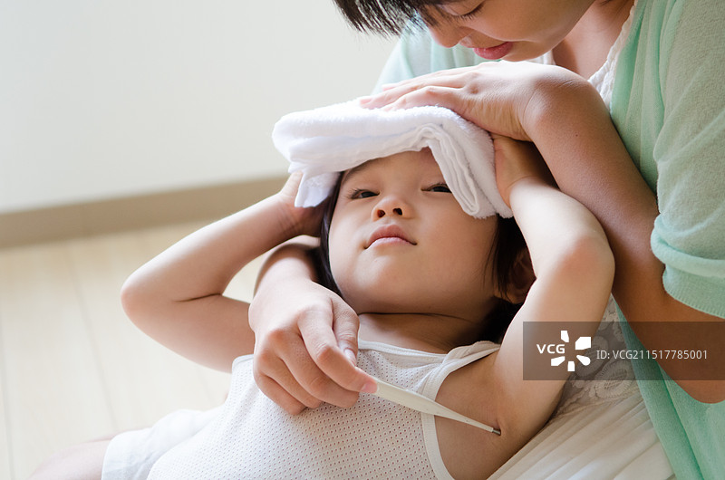 男孩用毛巾擦额头图片素材