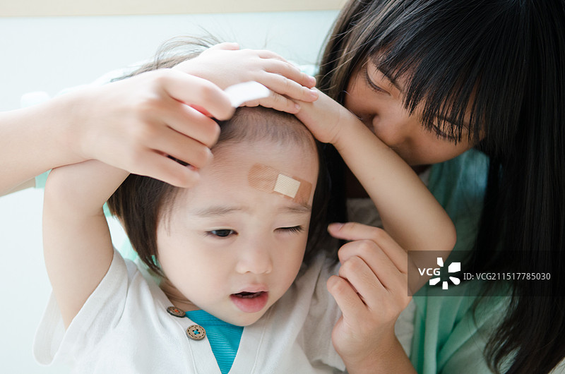 孩子正在贴创可贴图片素材