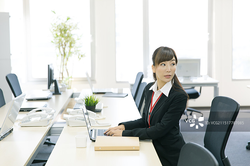 在办公室工作的女商人图片素材