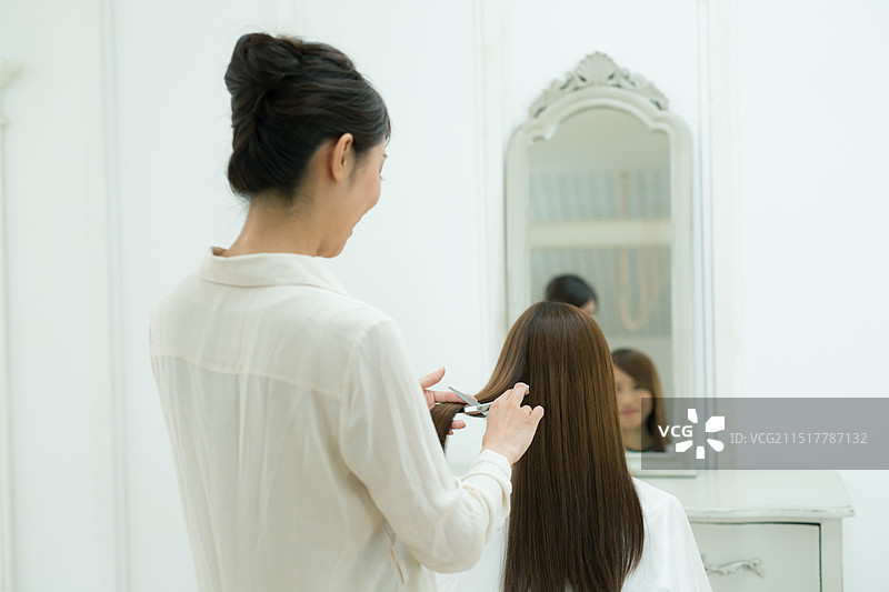年轻女子在美容院理发图片素材