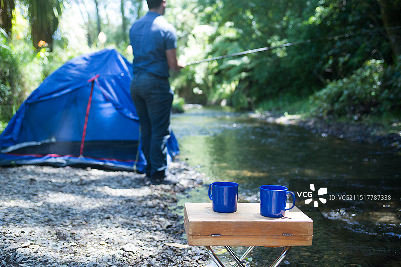 飞蝇钓鱼：营地和两个蓝色杯子图片素材