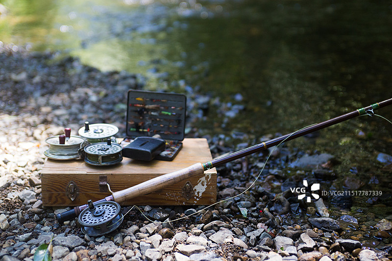 飞蝇钓鱼、工具箱和鱼竿图片素材