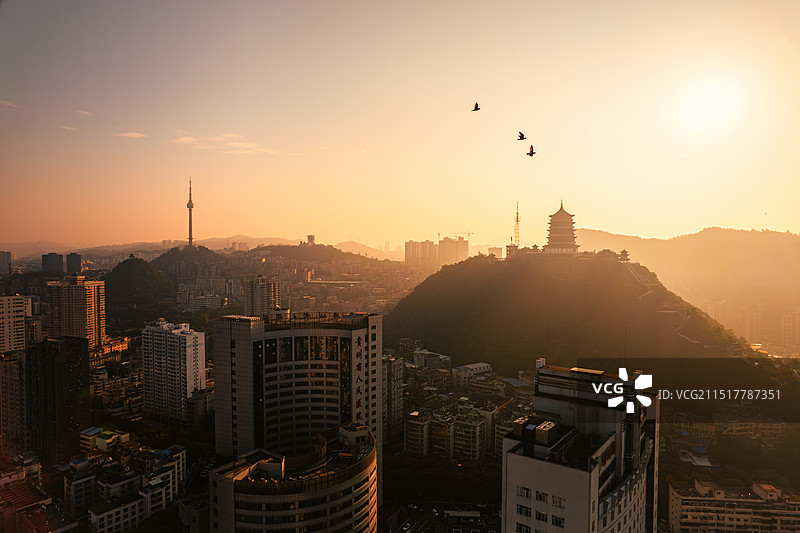 晨光中的贵阳市东山山体公园航拍图片素材