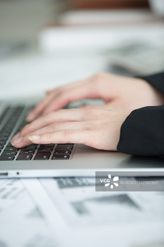 年轻的女商人敲击电脑键盘图片素材