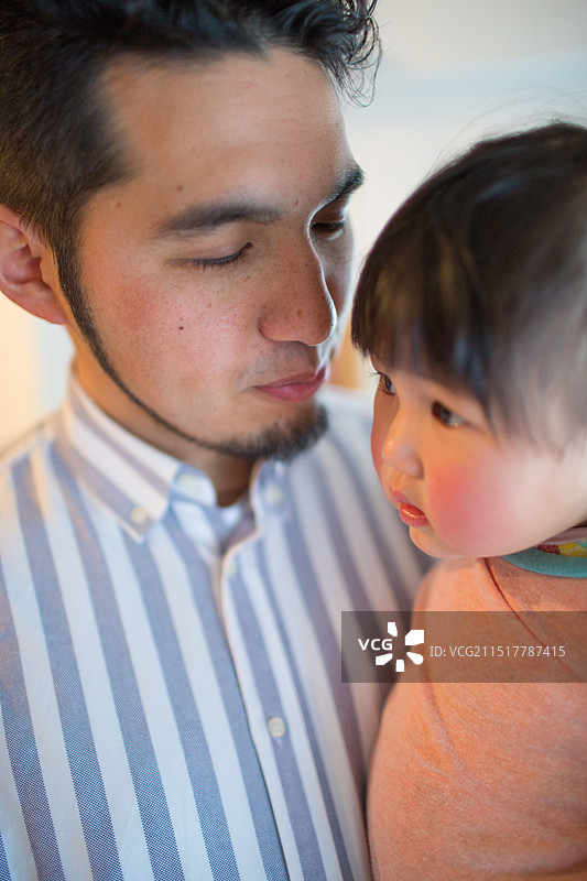 三十多岁的父亲和他的宝宝图片素材