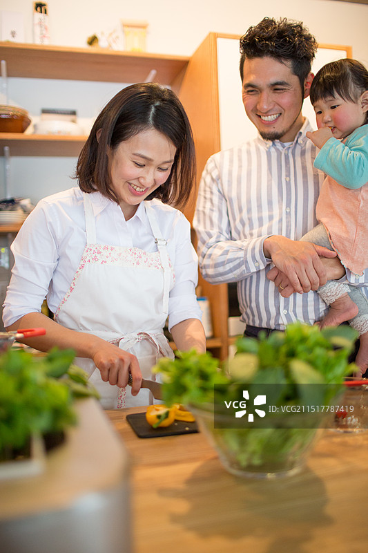 夫妇和宝宝在厨房准备沙拉图片素材