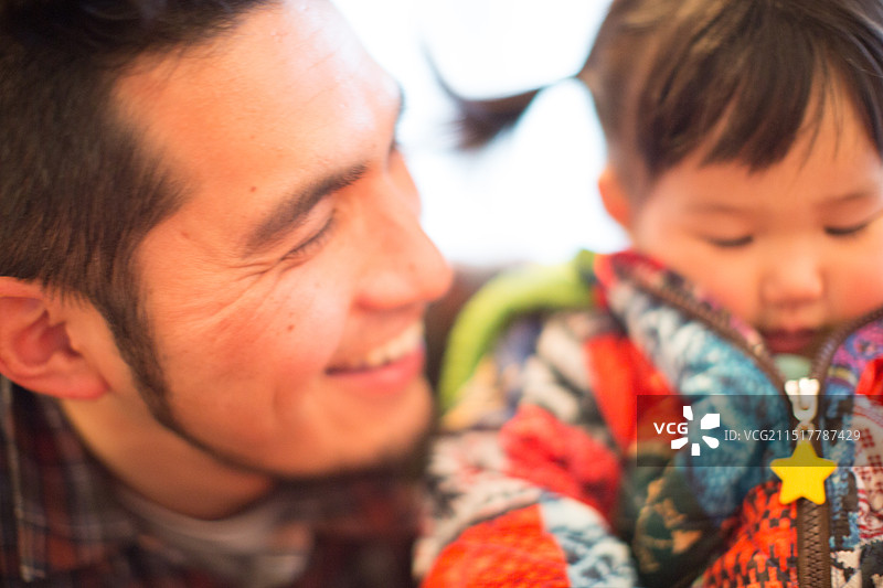 三十多岁的父亲和他的宝宝图片素材
