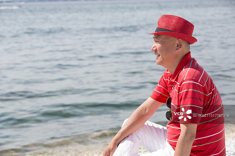 眺望远方的老人图片素材