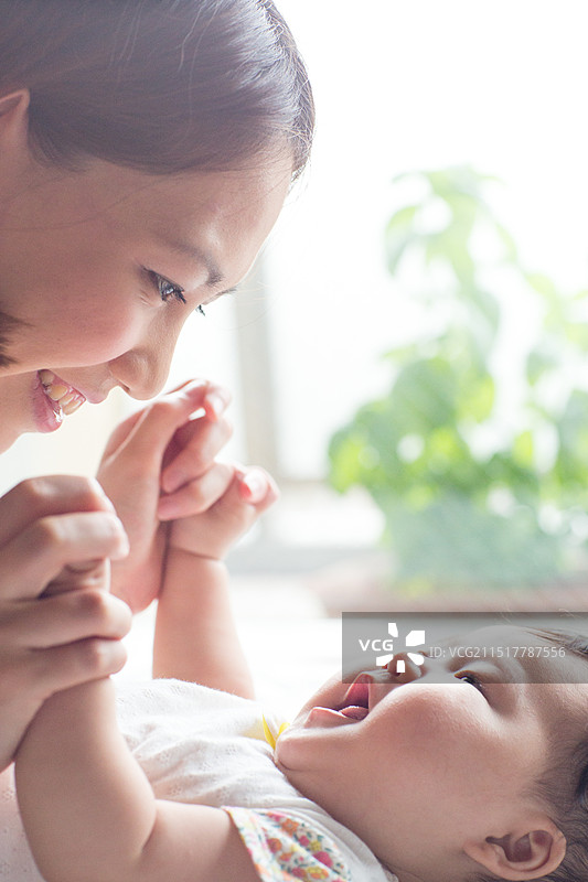 婴儿和母亲图片素材