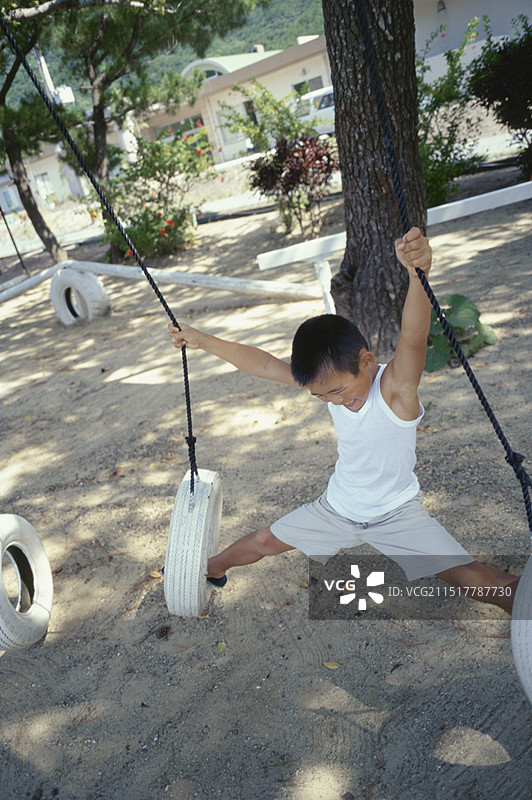 男孩在公园里玩耍图片素材
