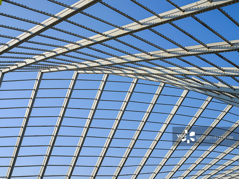 蓝天下现代桥梁结构的低视角图片素材