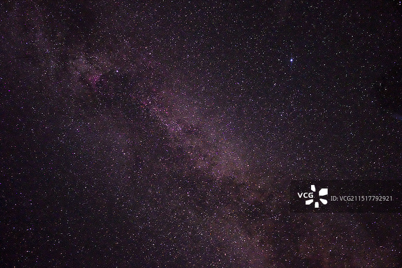 夜空中星星的低角度观察图片素材