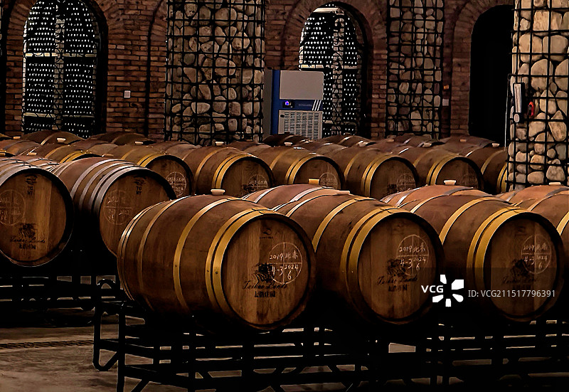 酒窖木桶图片素材