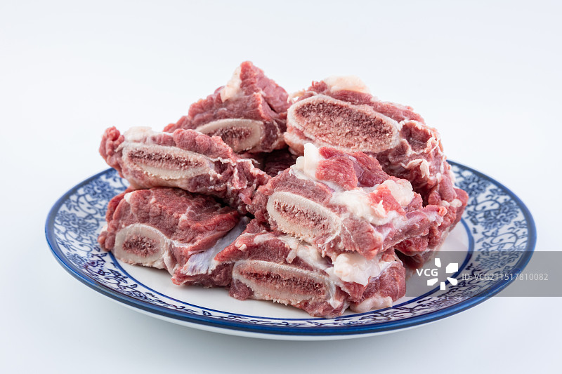 一碟新鲜牛排骨图片素材