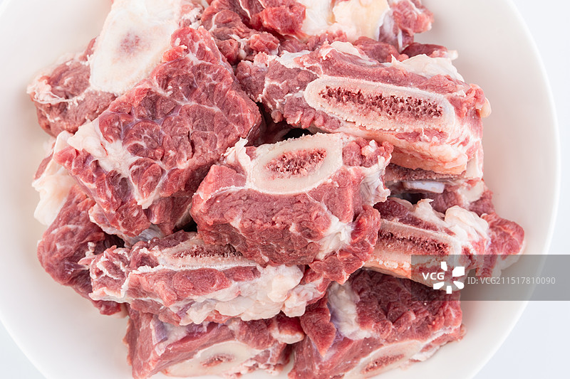 一碟新鲜牛排骨图片素材
